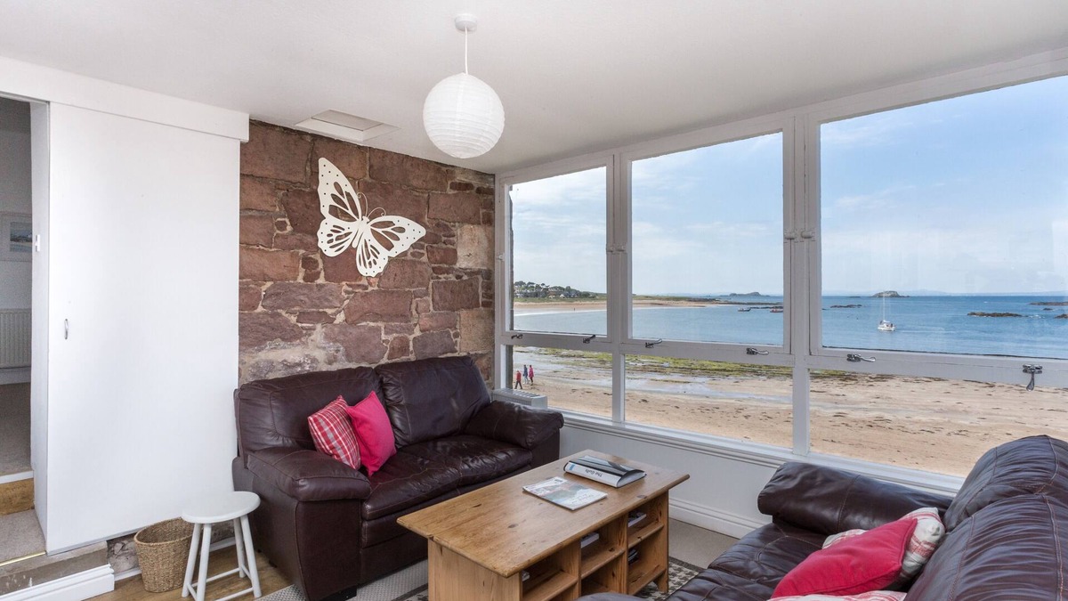 North Berwick Apartment | Lovely beachside apartment, with uninterrupted views across to the Fife coastline. Sleeps 8.