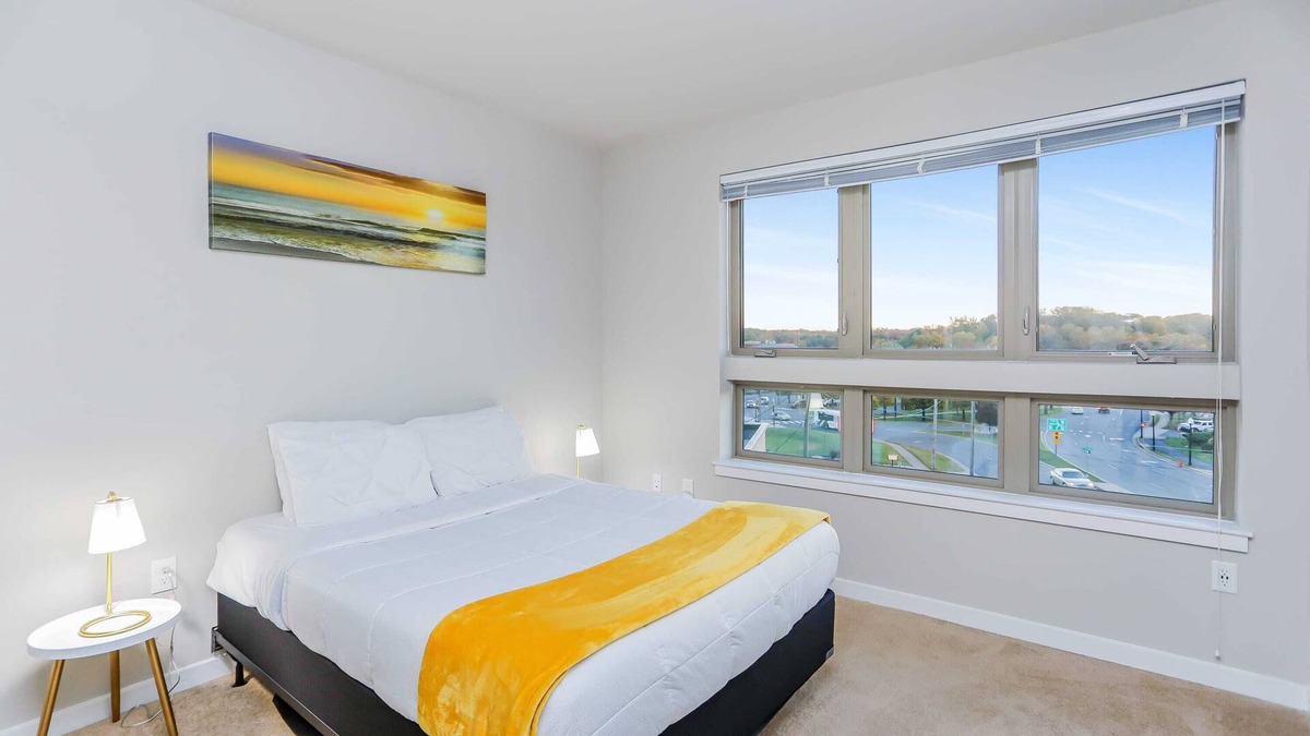 Fairfax Apartment | Lovely Bed Suite Fairfax + Street View Balcony- Free parking