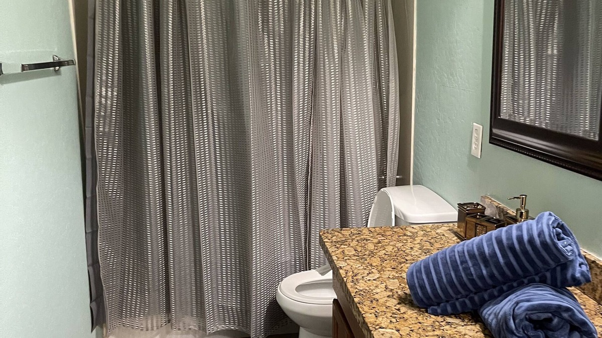 Laveen Village Bed & Breakfast | Lovely bedroom beautifully decorated with a smart tv .