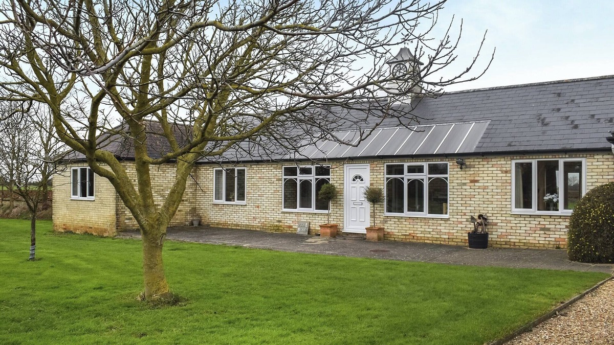 Ely Cottage | Lovely bright bungalow with amazing views across the open countryside.