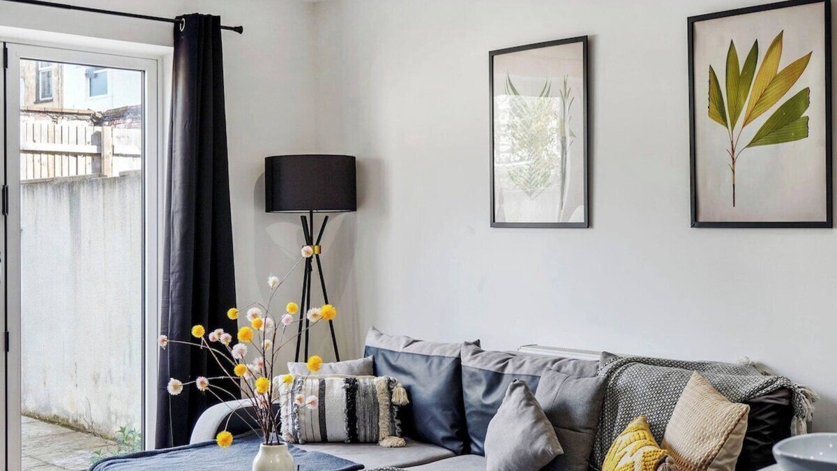 Hanham Apartment | Lovely Bristol Gem - Sleeps 22