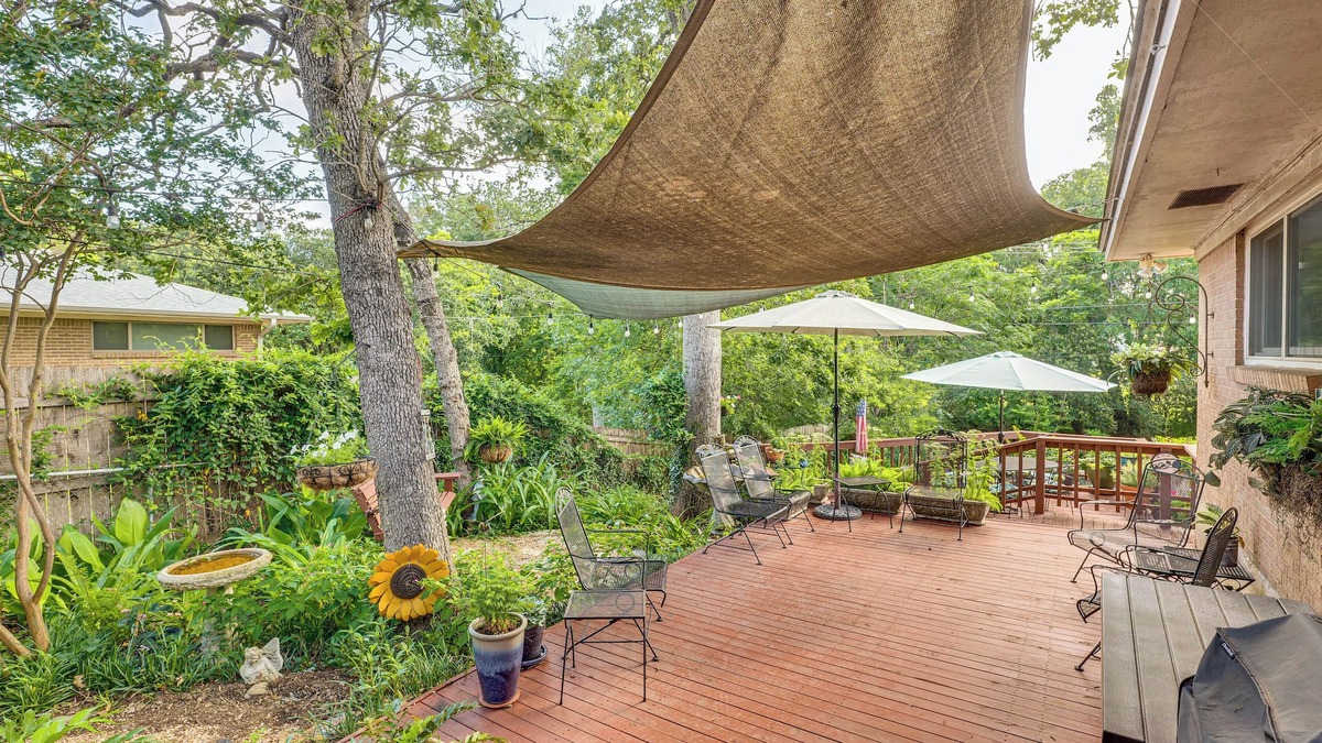 College Station Cottage | Lovely Bryan Home w/Deck - 4 Mi to Kyle Field!