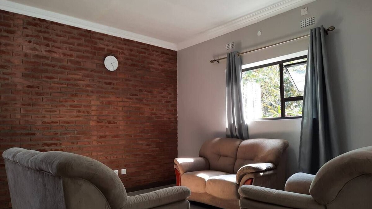 Blantyre House | Lovely bungalow with WiFi in Blantyre