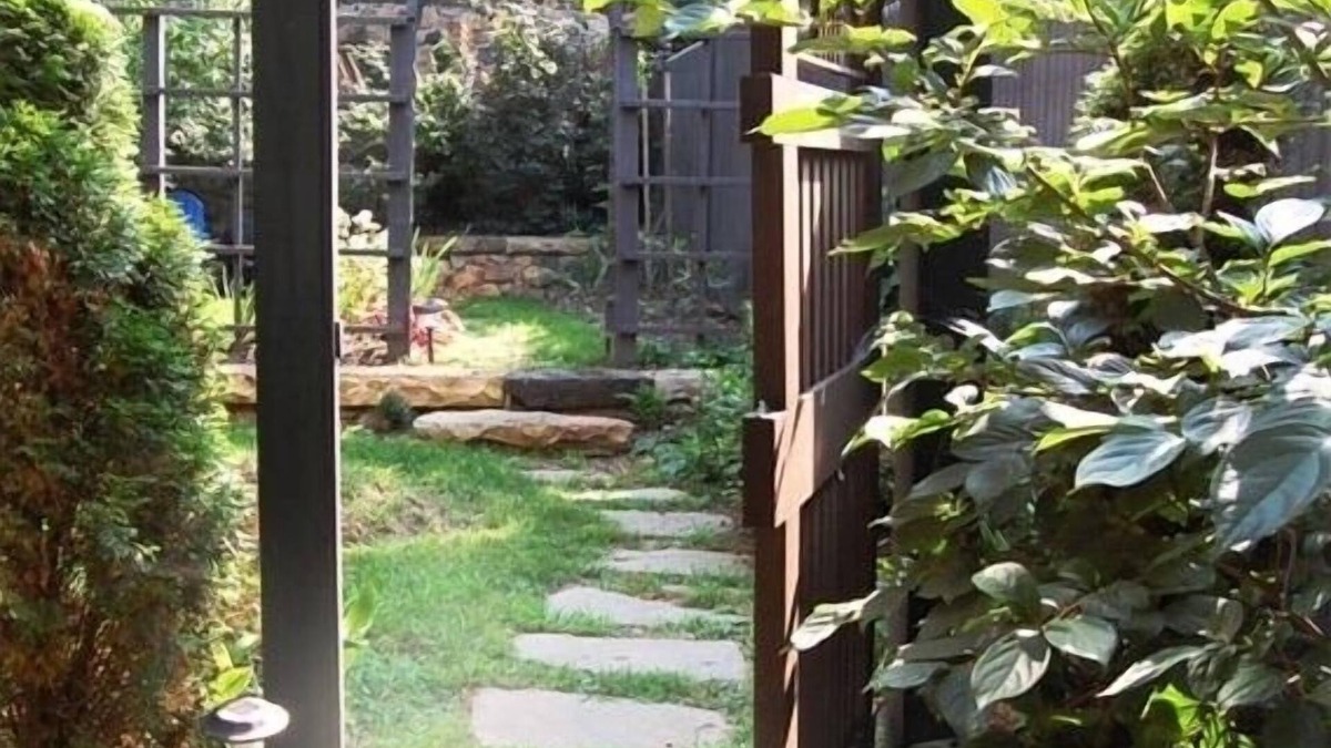 Lexington Apartment | Lovely C.1890 Flat with Garden in Historic Downtown