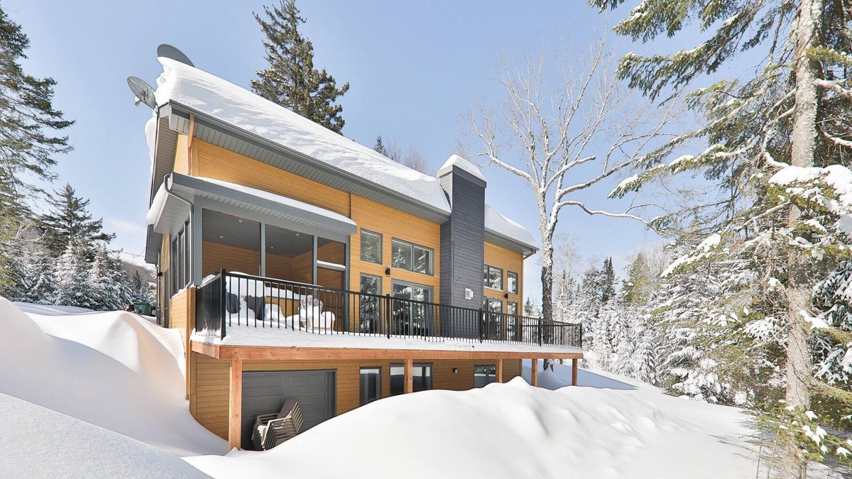 St-Adolphe-d'Howard Cottage | Lovely cottage next to a quiet lake
