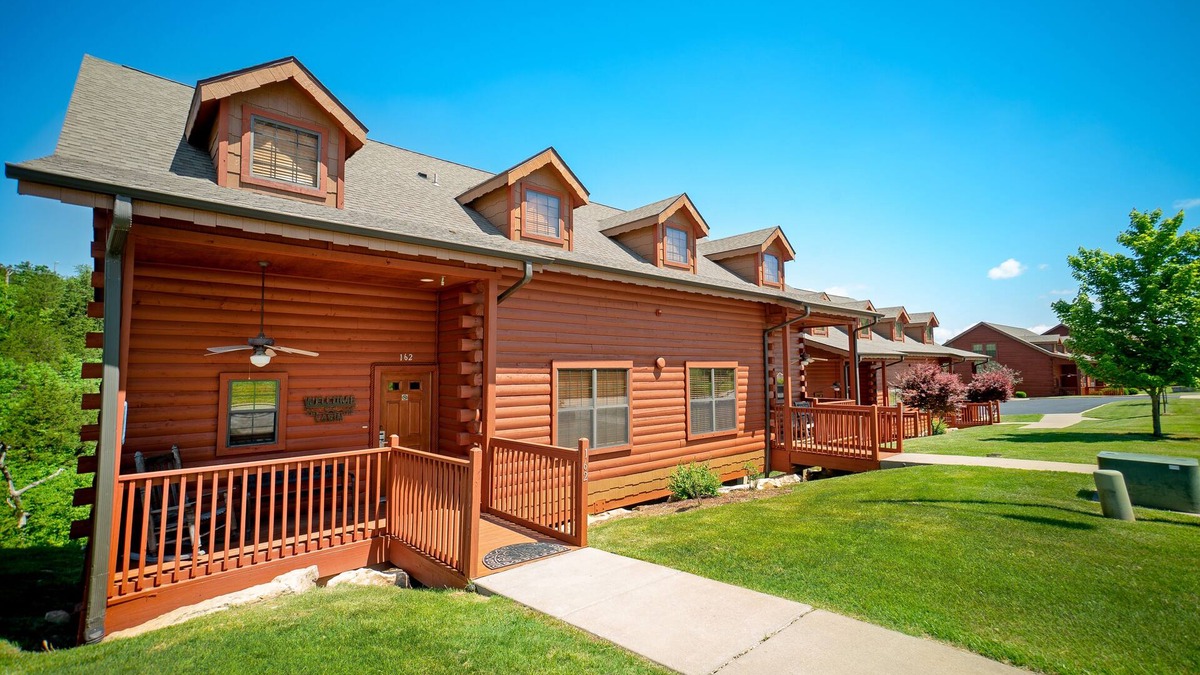 Branson Theater District Cabin | Lovely Cabin in the Heart of Branson! Gas Fireplace & Jetted Tub, Ticket/Golf Discounts