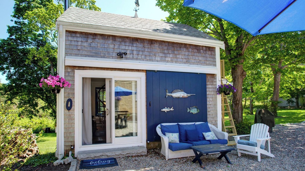 West Barnstable Cottage | Lovely Carriage House w/Spa Near Beach, Pets Welcome!
