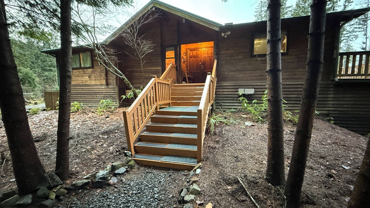 Enumclaw Cabin | Lovely cedar log cabin in Greenwater minutes to Mount Rainier