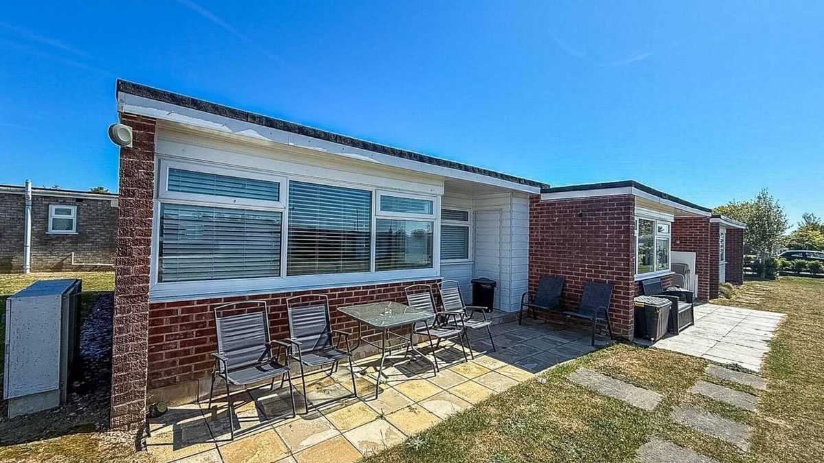 Scratby Ski Chalet | Lovely chalet with free Wi-Fi at Green Farm Park, Norfolk ref 43395G
