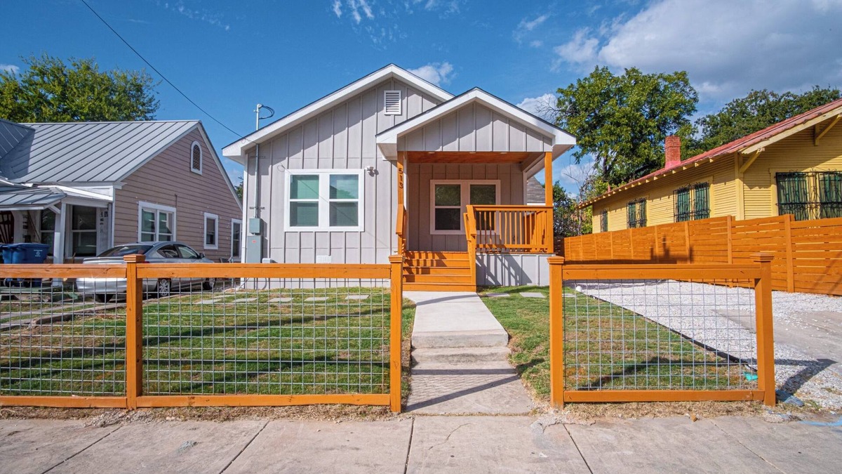 Historic Garderns House | Lovely & Charming 4BR/2.5BA Near Downtown's Prime