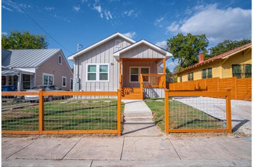Historic Garderns House | Lovely Charming 4BR2.5BA Near Downtowns Prime