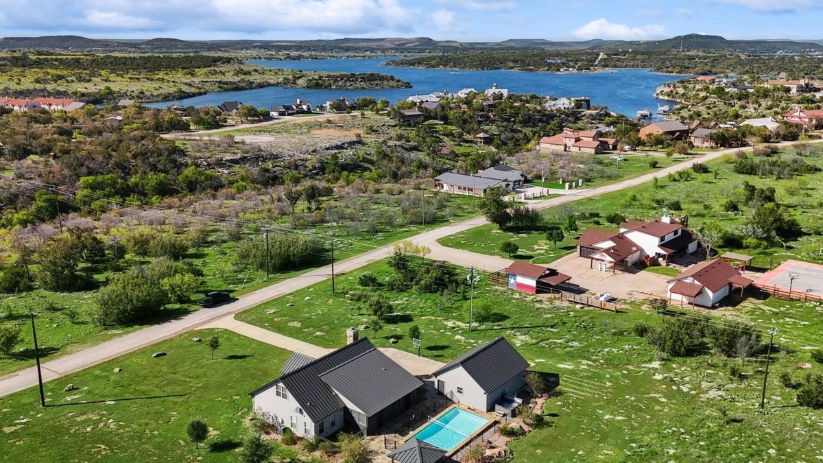 Palo Pinto County House | Lovely Chateau- near Hells Gate with pool/hot tub/grilling area and game room