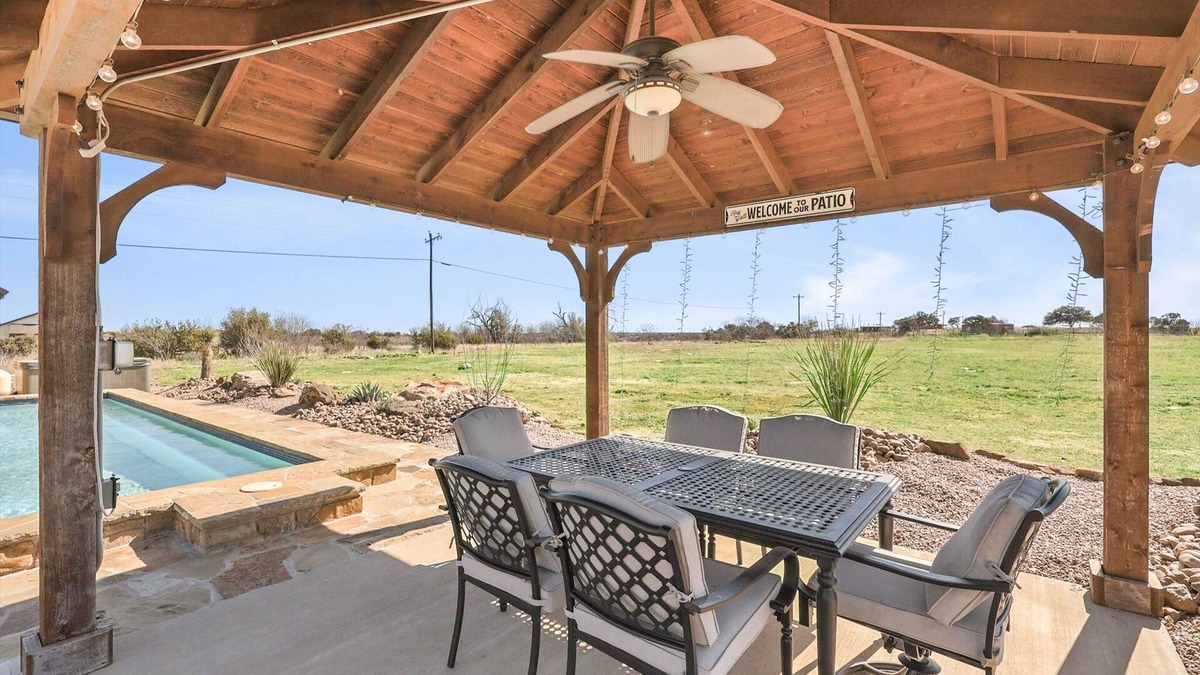 Palo Pinto County House | Lovely Chateau - Sparkling Pool - at Hells Gate
