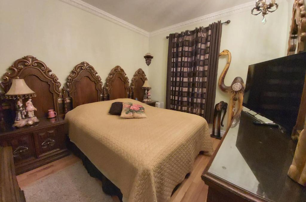 Cote-Saint-Paul House | Lovely Classic Room