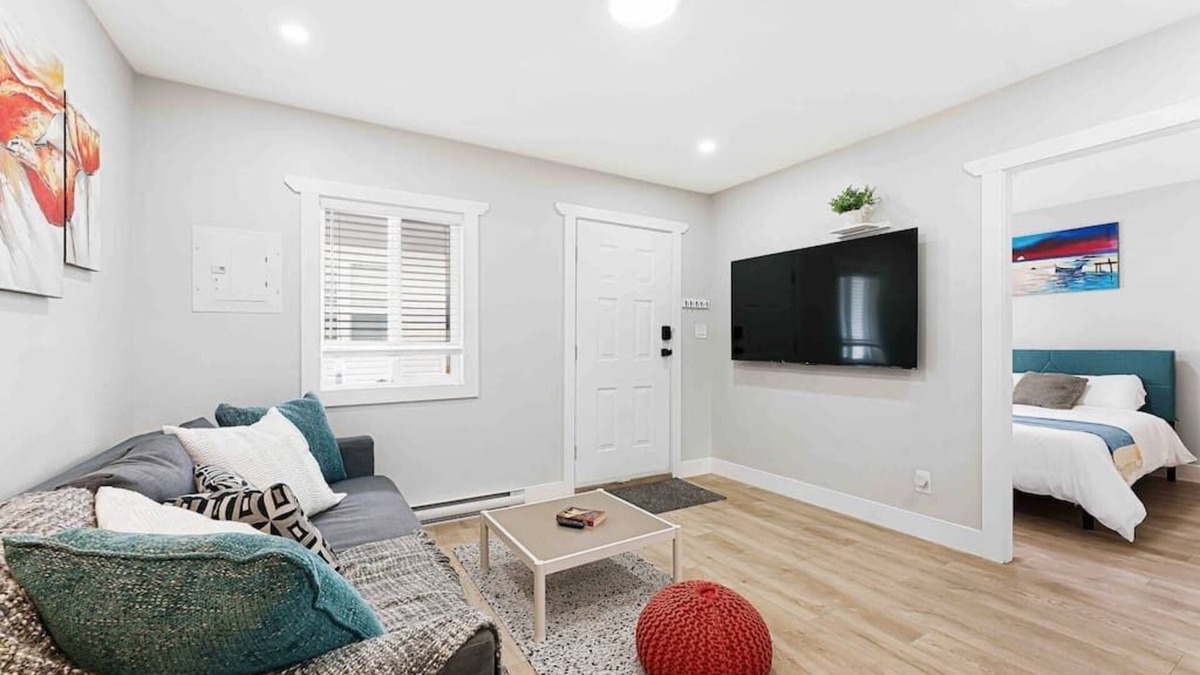 Langley House | Lovely Coach House in Langley ~ Queen Beds ~ Pkg