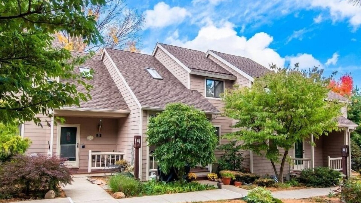 Chautauqua House | Lovely condo is located at the northern end of Chautauqua Institution: RENTS YEAR-ROUND!