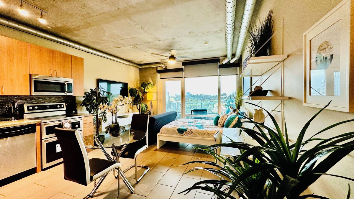 Smart Corner Condo | Lovely Condo w/Amazing Balcony & Rooftop Viewsn - Family Friendly
