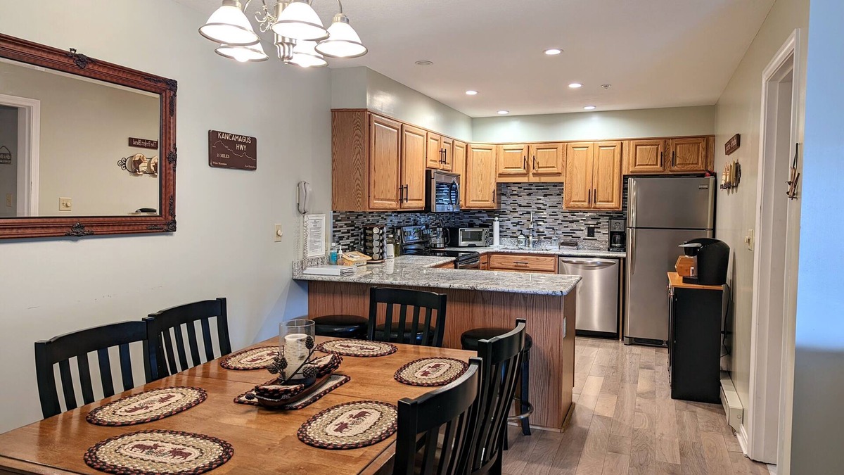 Lincoln Condo | Lovely Condo w/Mtn View- 3 mins to Loon! Pools, Hot Tubs, Game Room!