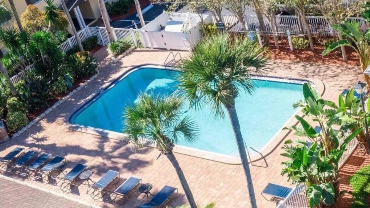 Anona Condo | Lovely condo with pool close to Indian Rocks and Clearwater Beach