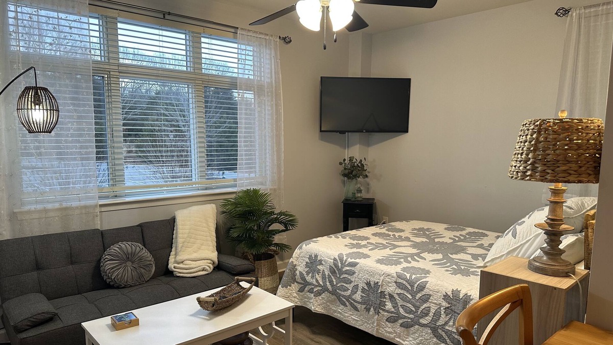 Smith Mountain Lake Condo | Lovely corner studio in Mariners Landing. Pet fee, 65.00