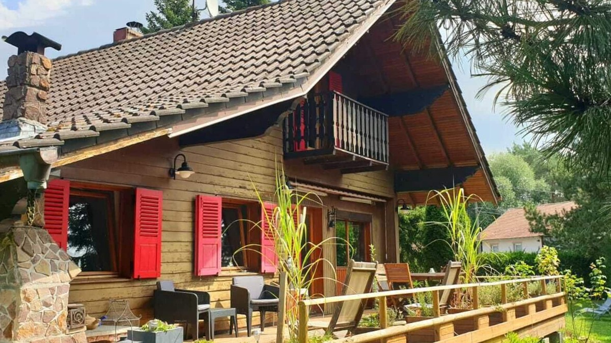 Langatte Ski Chalet | Lovely cottage at stock pond