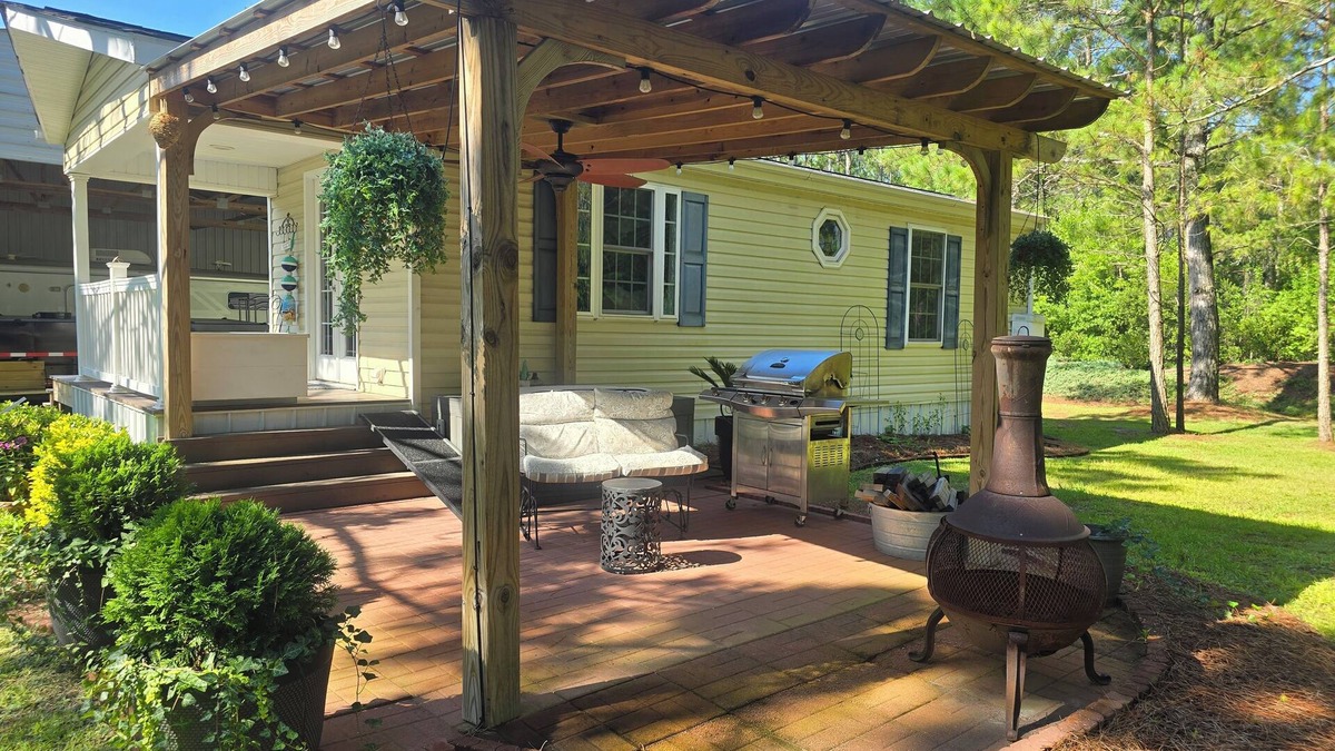 Burgaw Cottage | Lovely cottage on Horse Farm 25 MILES to Beach with AC in charming Burgaw