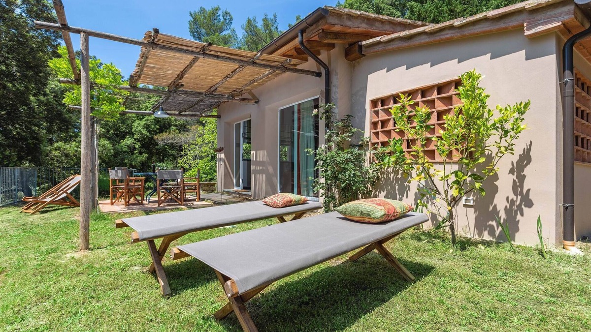 Pomaia House | Lovely cottage, quiet located, shared hot tub, village walking distance