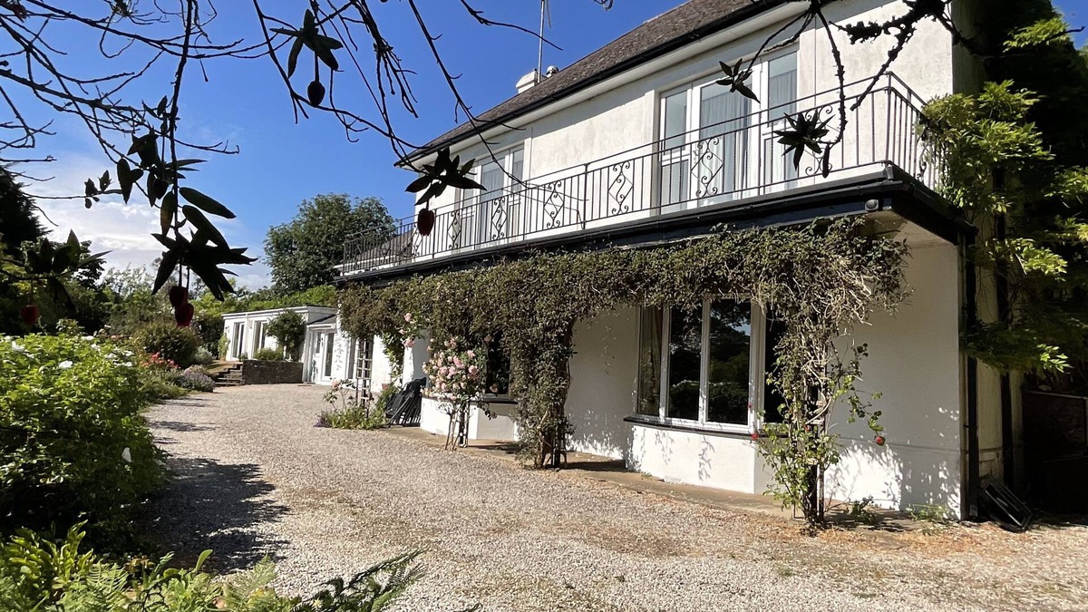 Bugford House | Lovely Country House with its own large Indoor Swimming Pool