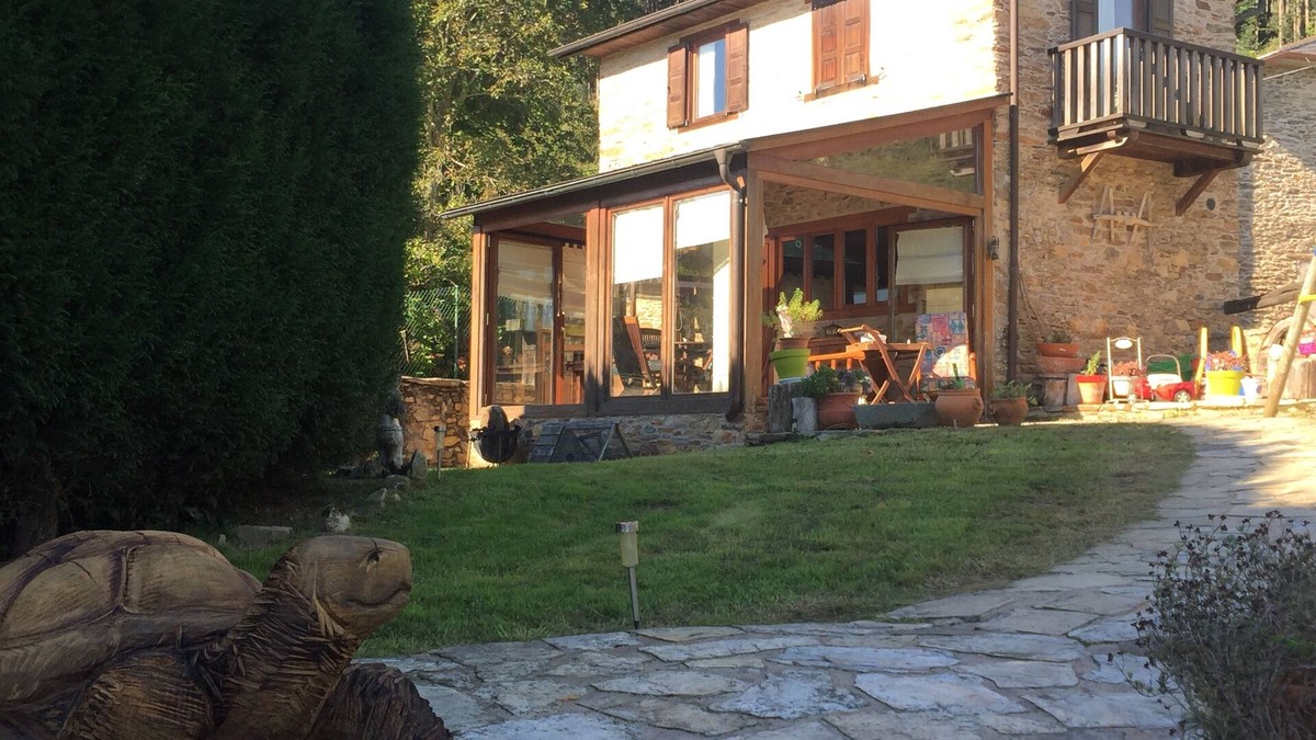 Porto do Barqueiro Cottage | Lovely country house with garden by the sea in Rías Altas