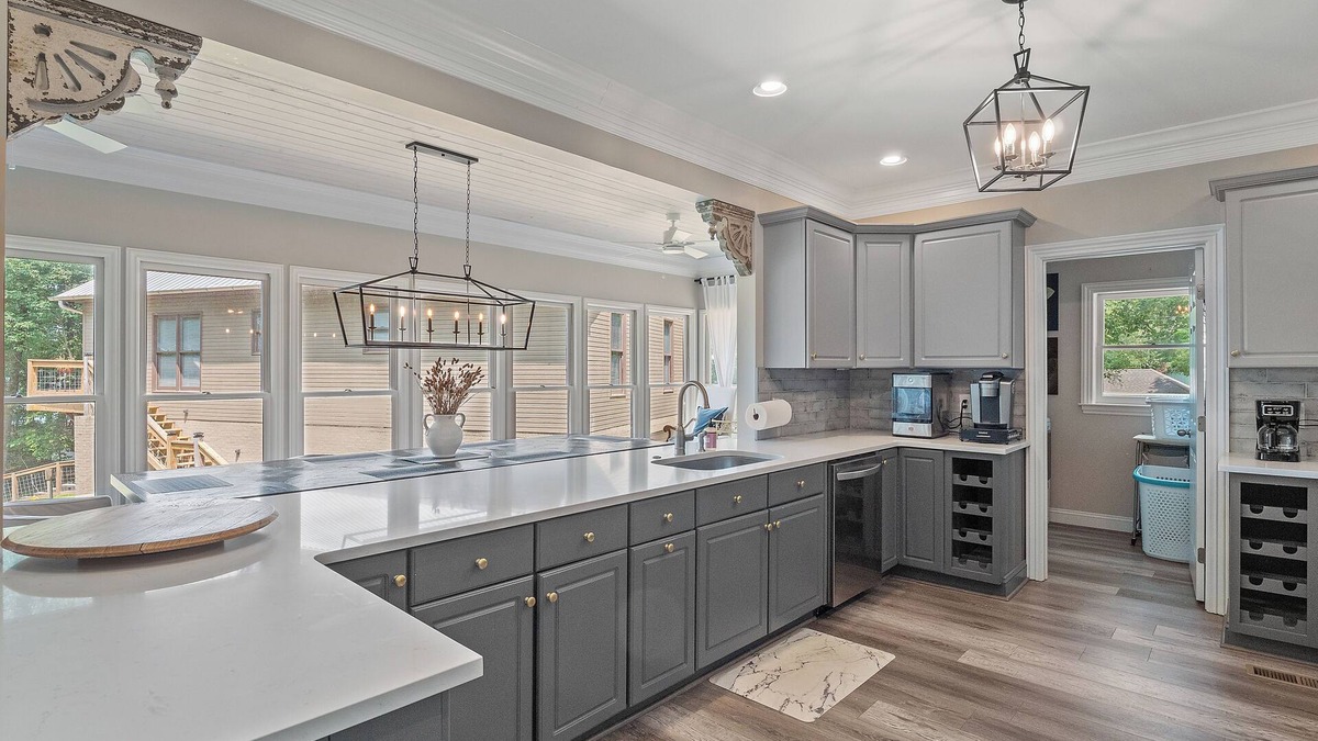Jasper House | "Lovely Cruise" - Beautiful house and property on flat lot!