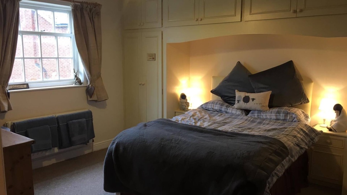 Elkesley House | Lovely double room and huge bathroom in comfortable Farm House