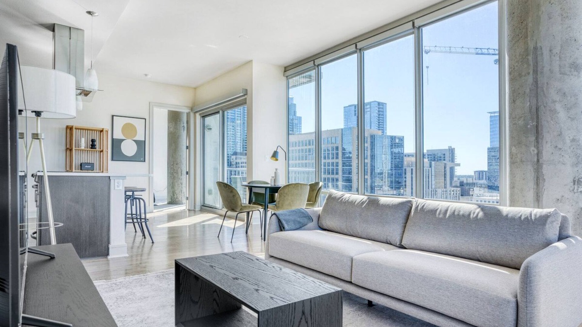 West End Apartment | Lovely Downtown 2BR w/Gym, W/D, Pool, walk to 6th St bars, by Blueground