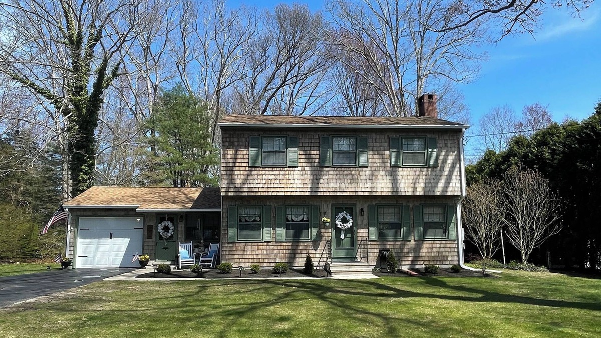 East Lyme House | Lovely Executive 3-bedroom country home in East Lyme.