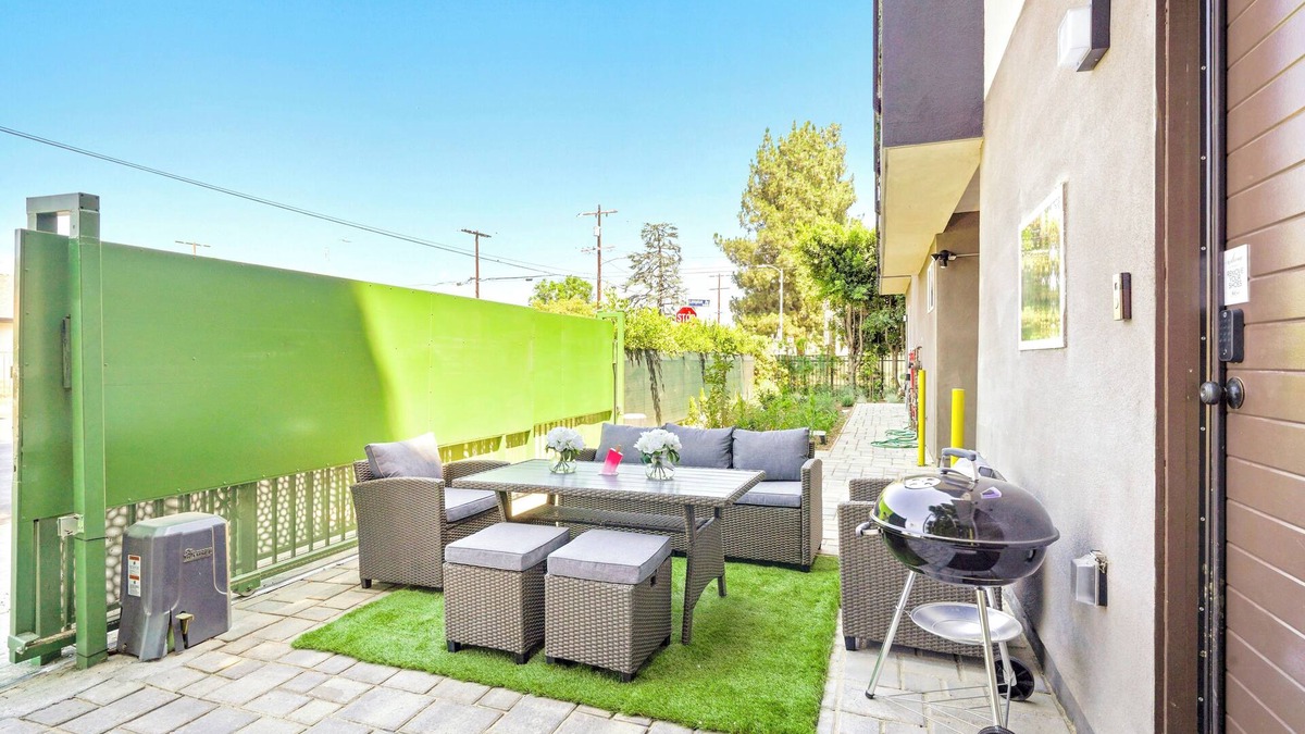 North Hills East House | Lovely Family Haven Near Universal Studios: Patio - Balcony - Free Parking