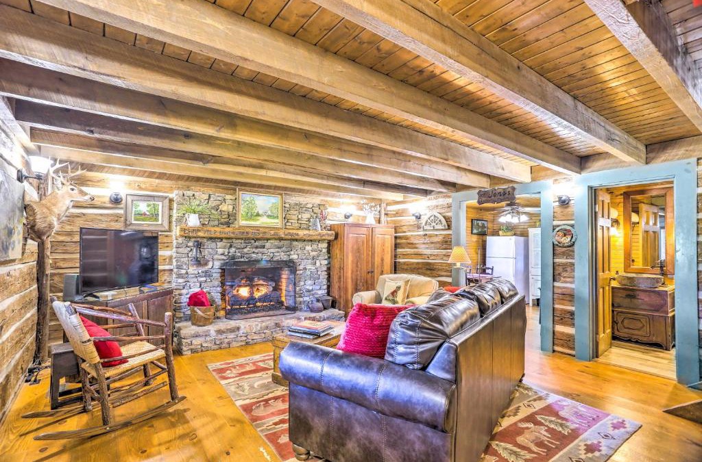 Flat Rock House | Lovely Flat Rock Cabin from 1905 with Fireplace
