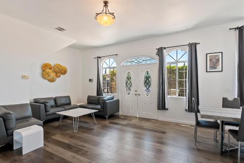 NoHo Arts District Apartment | Lovely gated 3bedroom & 2 bath unit near Universal studio and Hollywood