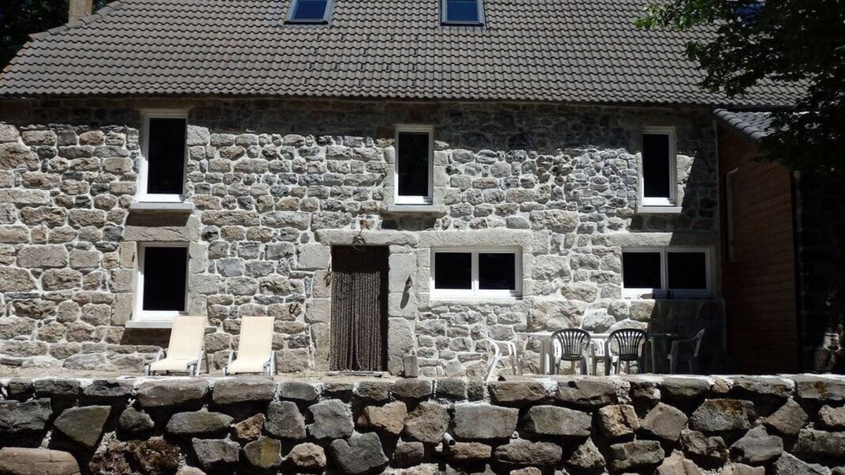 Le Beage House | Lovely gîte just a stone's throw from Lake Issarles and Mont Gerbier de Jonc.