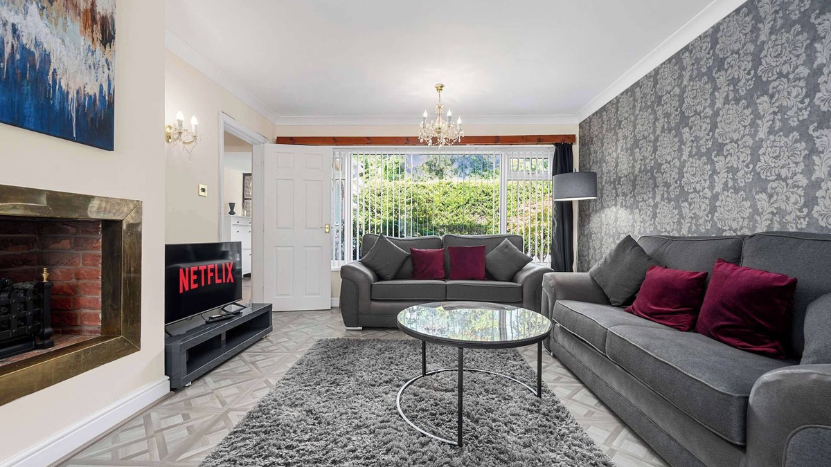 Cheadle House | Lovely Greater MCR Family Home by City SuperHost