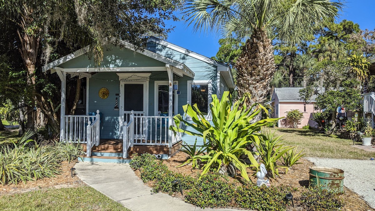 Laurel Cottage | Lovely hideaway near beach with decks & enclosed yard, high-speed WiFi & AC