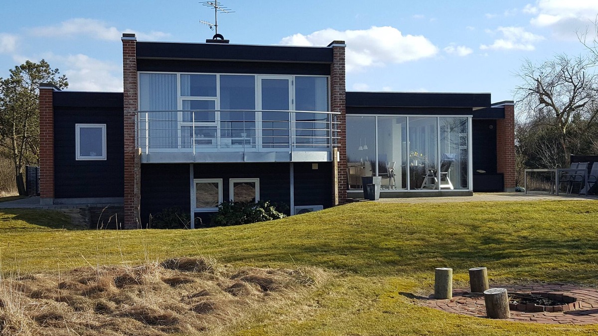 Morsø Municipality House | Lovely holiday house located at the 1st row close to the beach. Free Wi-fi.