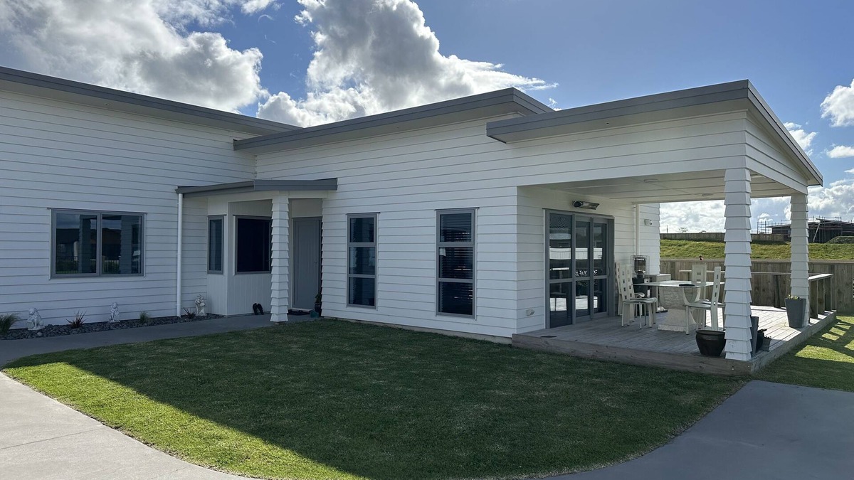 One Tree Point House | Lovely home, great getaway spot with a view of the canal & Mount Manaia.