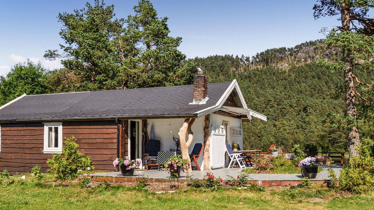 Vindafjord House | Lovely home in Bjoa with kitchen