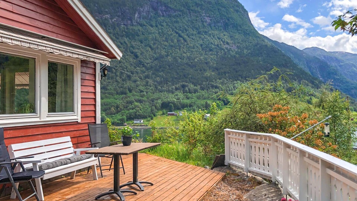 Hoyanger House | Lovely home in Bjordal with kitchen