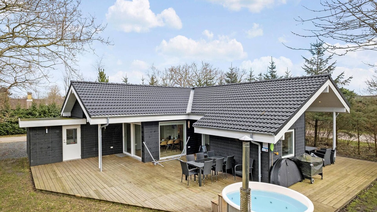 Haslevgarde House | Lovely home in Hadsund with kitchen