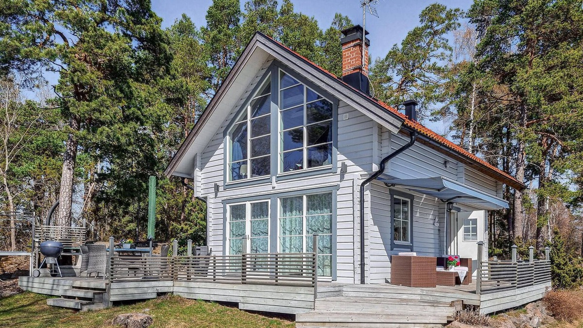 Hallekis House | Lovely home in Hällekis with WiFi