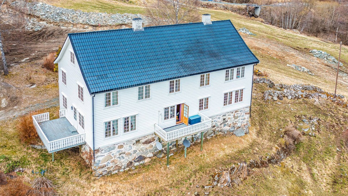 Luster House | Lovely home in Marifjøra with WiFi