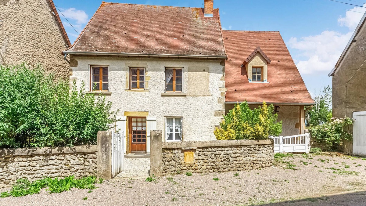 Oye House | Lovely home in Oyé with kitchen