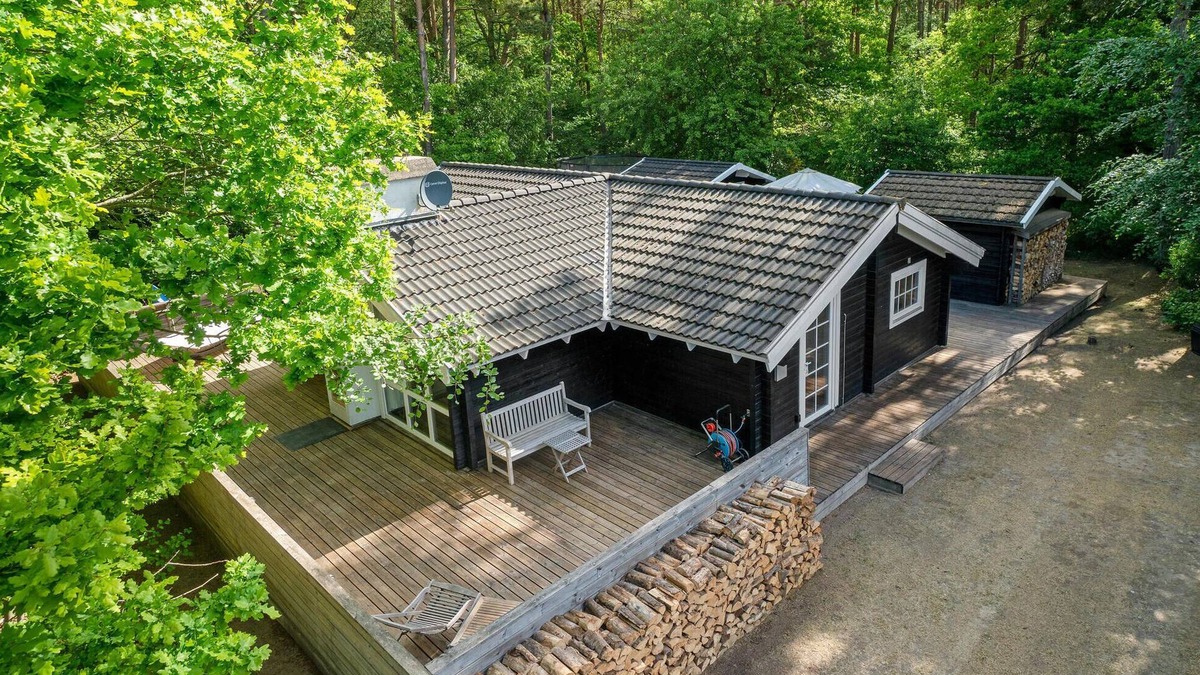 Ronde House | Lovely home in Rønde with kitchen