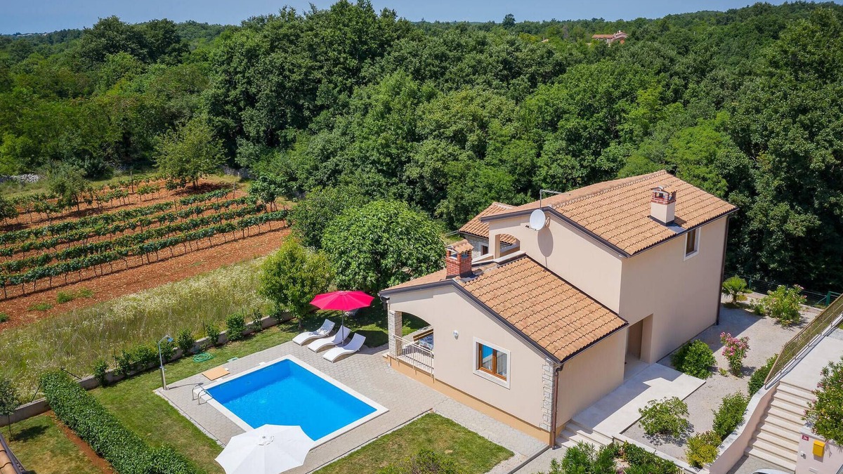 Mofardini House | Lovely home in Tinjan with WiFi