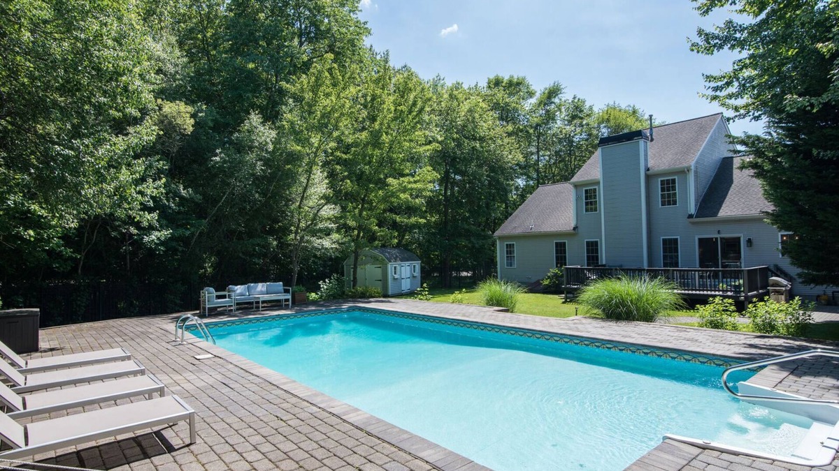 Narragansett House | Lovely home w/in ground-pool, central air, private yard & more!